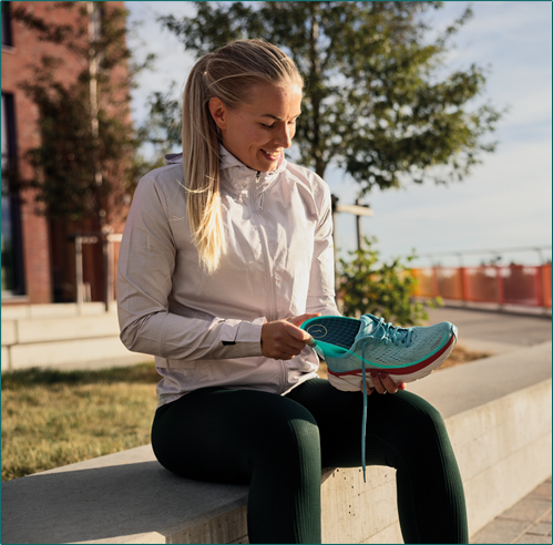 インソールを確認する女性