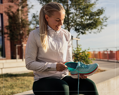 インソールを確認する女性