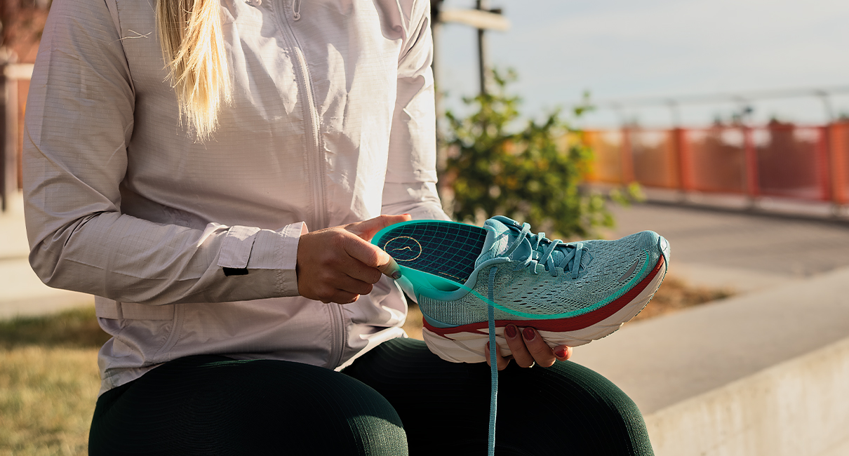 フットバランスインソールを調整している様子